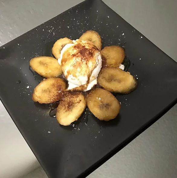 Банановый фостер - необычный десерт к вафлям, панкейкам и мороженому
