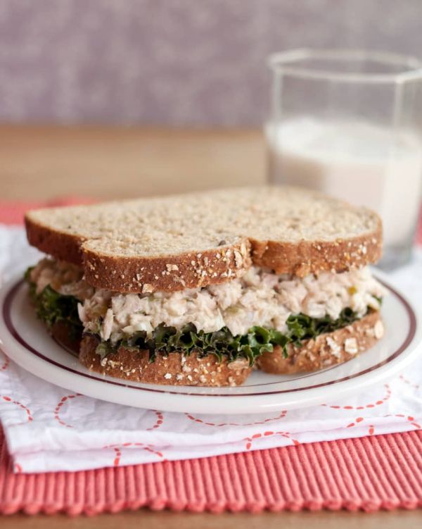 Простой салат с тунцом для гарнира или сэндвичей