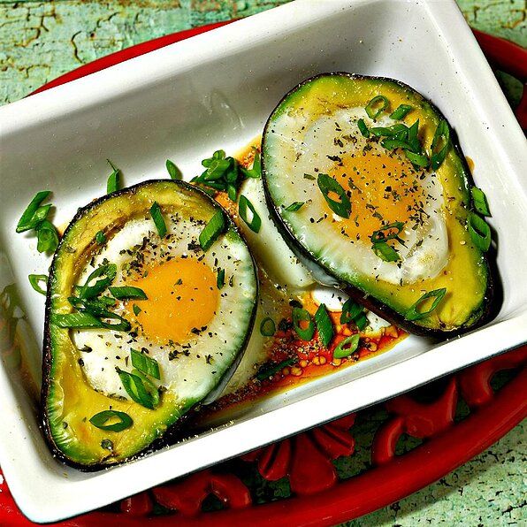 Запеченное авокадо с яйцом - оригинальный завтрак для бодрого утра