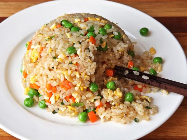Жареный рис с яйцом и овощами, рецепты с фото
