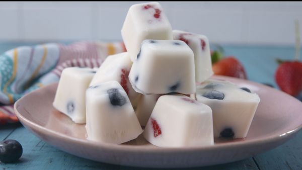 Замороженный ягодный десерт с йогуртом