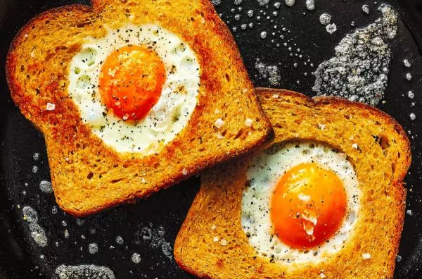 Яичница в тостах - оригинальная идея для быстрого завтрака