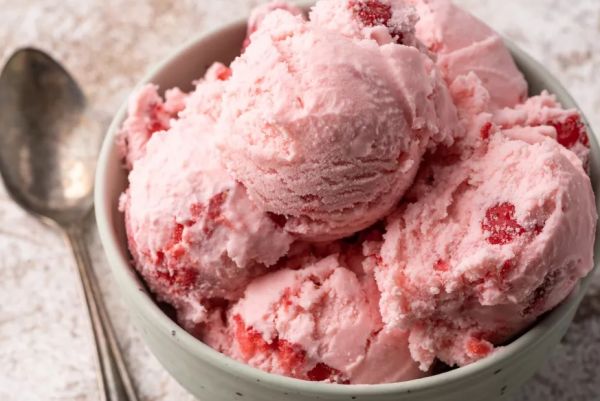 Нежное клубничное мороженое с кусочками ягоды