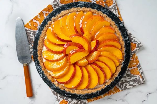 Яркий летний пирог с персиками и абрикосовым джемом