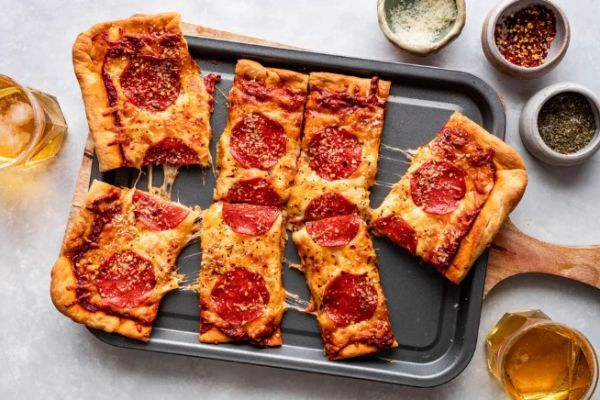 Пицца пепперони с сыром и ароматными приправами