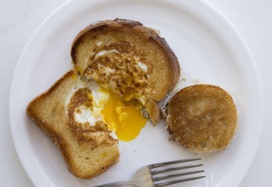 Неповторимое яйцо в корзинке: 10 минут и шикарный завтрак готов