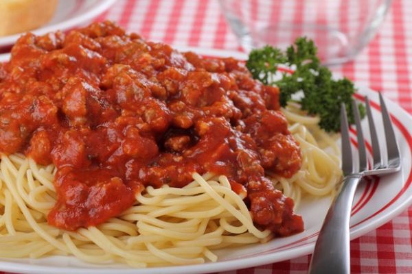 Шикарные спагетти с мясным соусом - отличный вариант для семейного ужина
