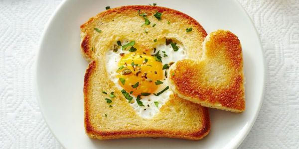 Романтический тост с яйцом на завтрак для влюблённых