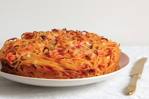 Пирог из спагетти: быстрый ужин для большой семьи