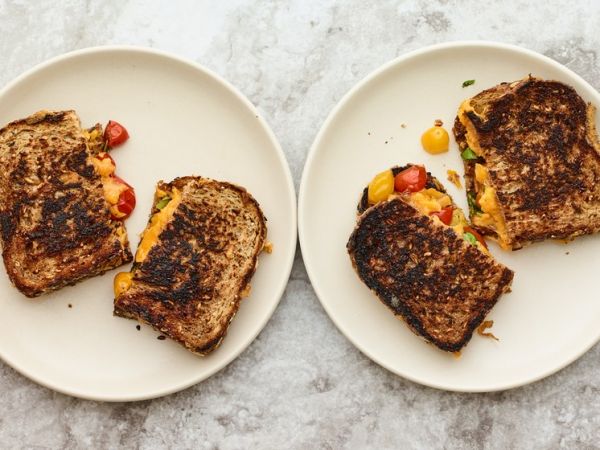 Сэндвичи с сыром и помидорами - завтрак за 10 минут