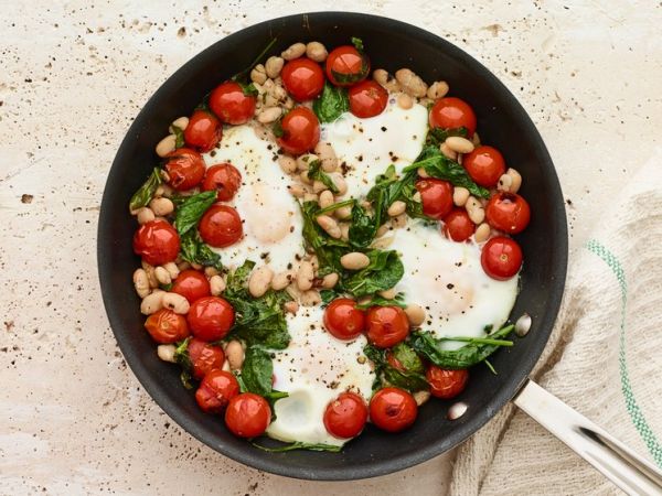 Питаемся полезно: яичница с фасолью, помидорами и шпинатом