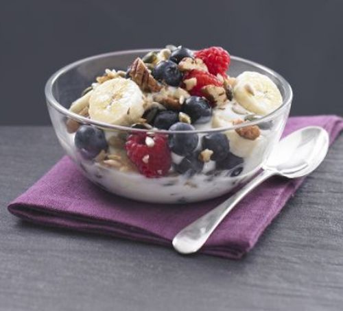 Очень полезный йогурт с фруктами, ягодами и орехами за 5 минут