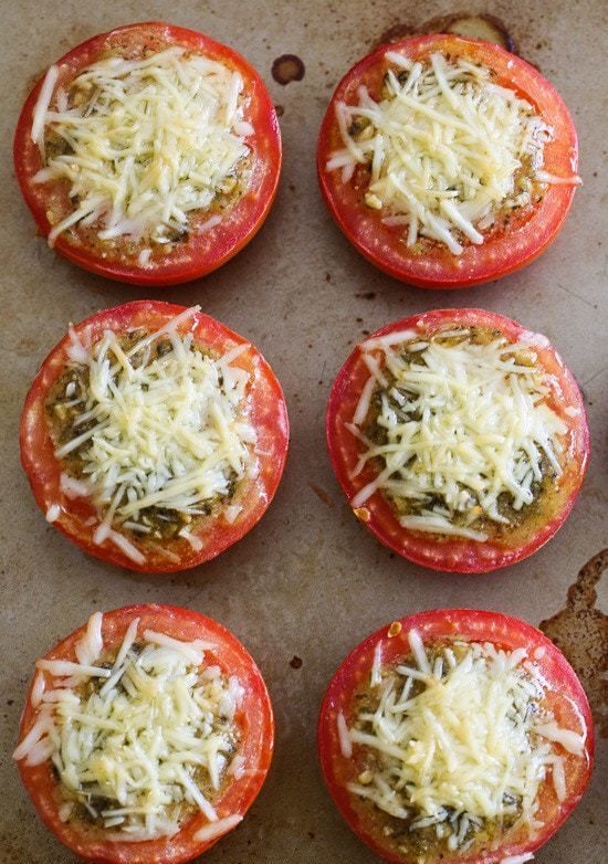 Идеальная закуска: запечённые помидоры с песто и сыром