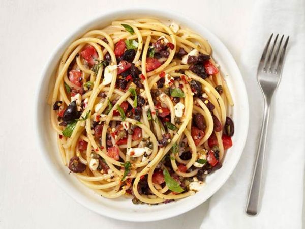 Вкусный ужин за 25 минут: спагетти с маслинами и каперсами