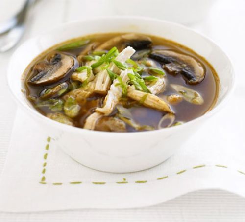 Пикантный тайский суп с курицей и грибами за 15 минут