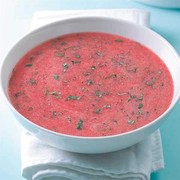 Вкуснейший холодный суп из клубники и ревеня