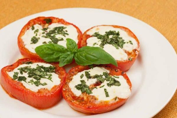 Бесподобные помидоры с базиликом и сыром в духовке