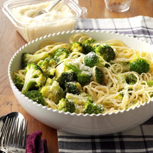 Сытный семейный ужин: спагетти с брокколи и сыром