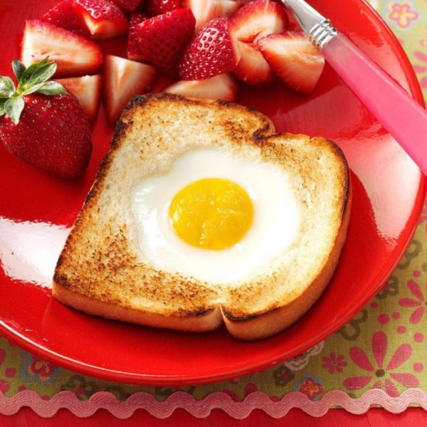 Быстрый и оригинальный завтрак: яйцо в корзинке
