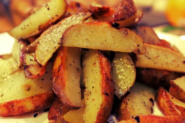 Запечённые картофельные дольки со специями: идеальный гарнир