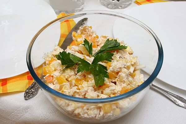 Простой салат с курицей и ананасами для праздничного стола