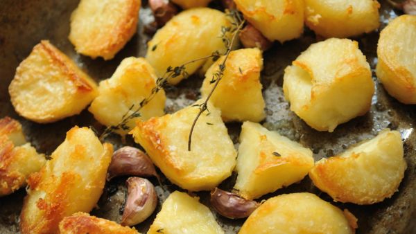 Простой рецепт хрустящей картошки в духовке