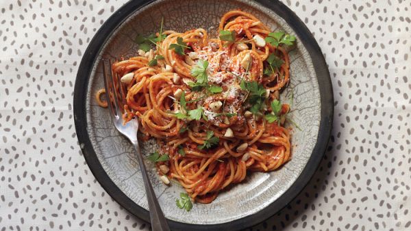Вкуснейший ужин за 25 минут - спагетти с сицилийским соусом