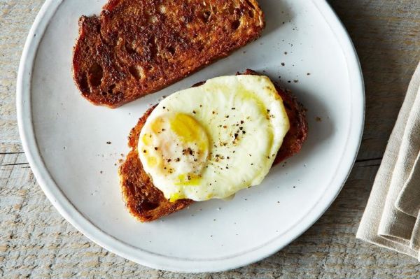 Хрустящий бутерброд с яйцом - вкусный завтрак