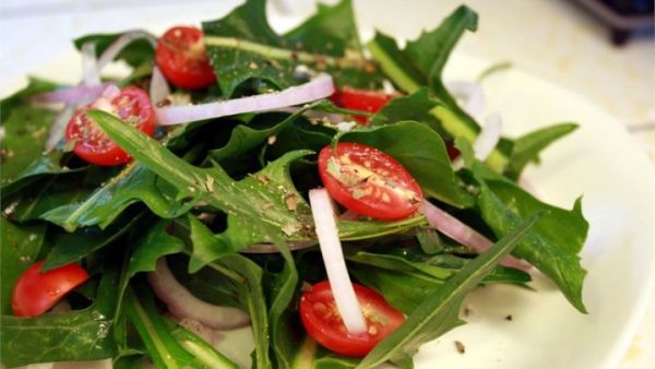 Необычный весенний салат из одуванчиков - почти бесплатно