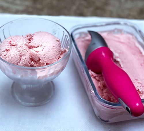 Как сделать домашнее ягодное мороженое за 3 простых шага