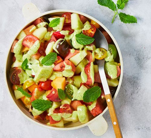 Удивительный салат из помидоров, арбуза и дыни