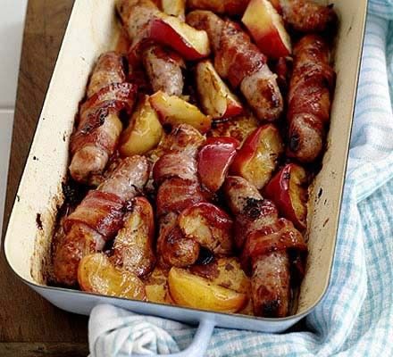 Свиные колбаски с беконом и яблоками в духовке - вкуснее не бывает