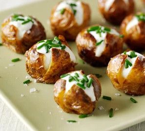 Картошка в мундире со сметаной - вкусно и очень просто