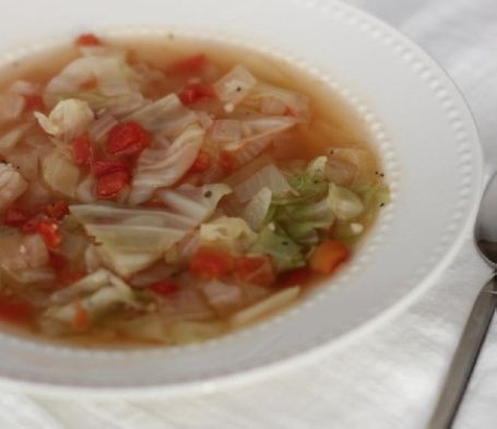 Лёгкий суп с капустой и томатами на курином бульоне