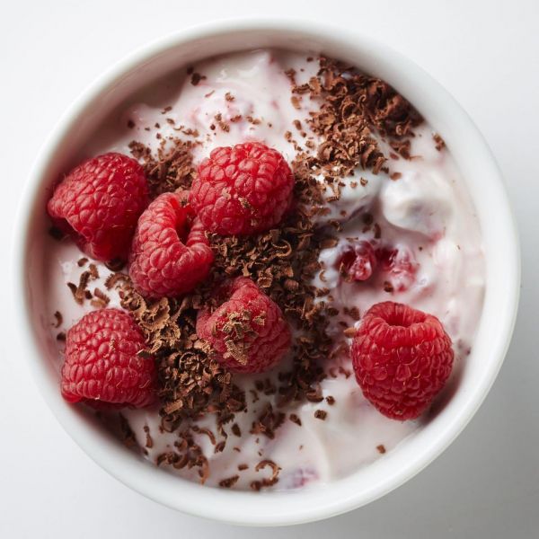 Вкусный и полезный завтрак - йогурт с малиной и шоколадом