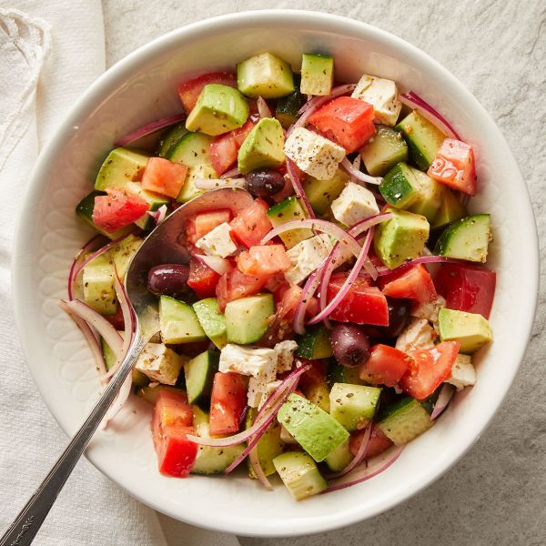 Греческий салат с авокадо - яркое блюдо для самых любимых