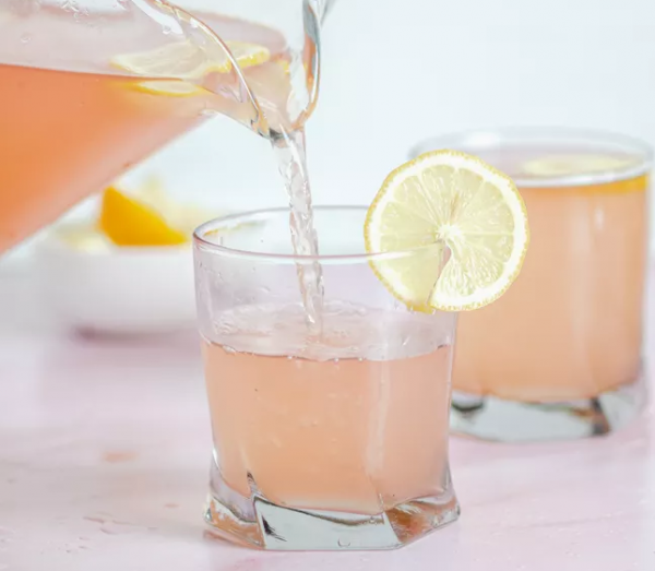Розовый лимонад - идеальный прохладительный напиток для лета