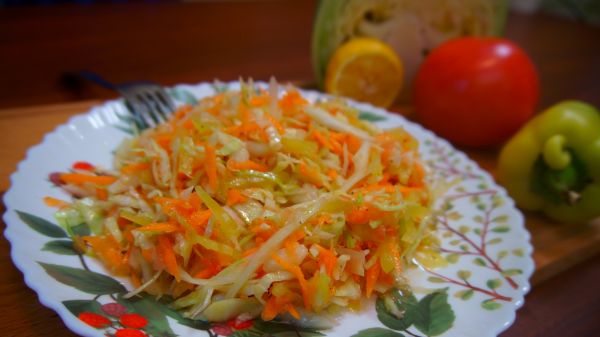Вкусный и простой в приготовлении салат из капусты с лимоном!