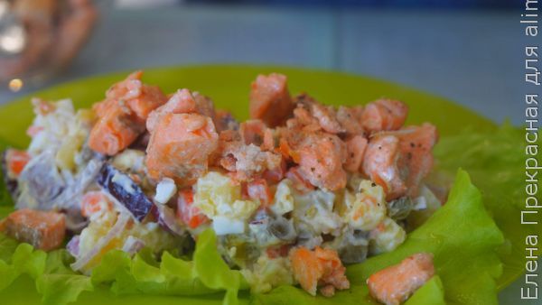 Необычный овощной салат с лососем!