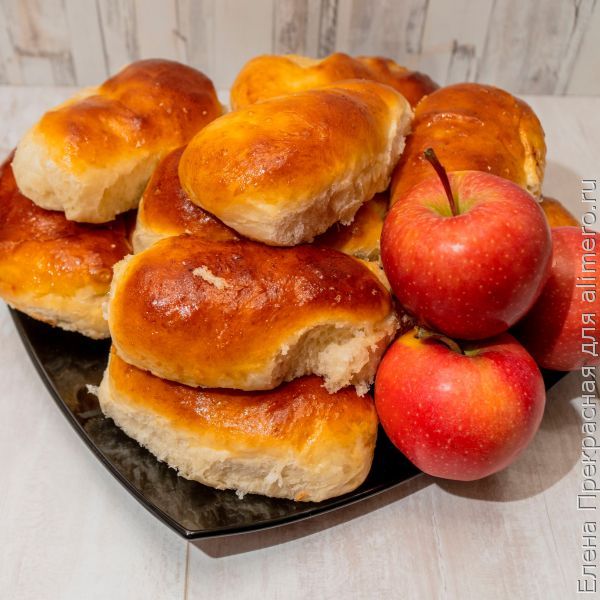 Сдобные пирожки с ароматной яблочной начинкой