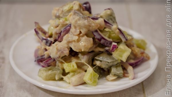 Салат из копченой скумбрии с маринованными огурцами