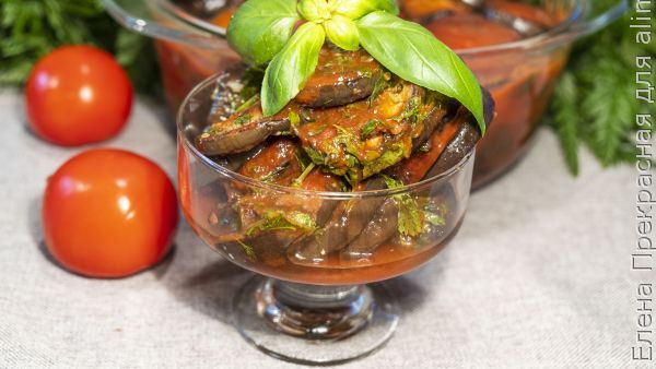 Жареные баклажаны с зеленью в томатном соусе