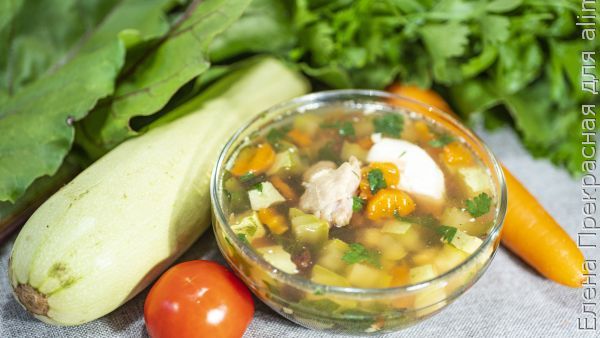 Овощной суп с сочными кабачками и курицей