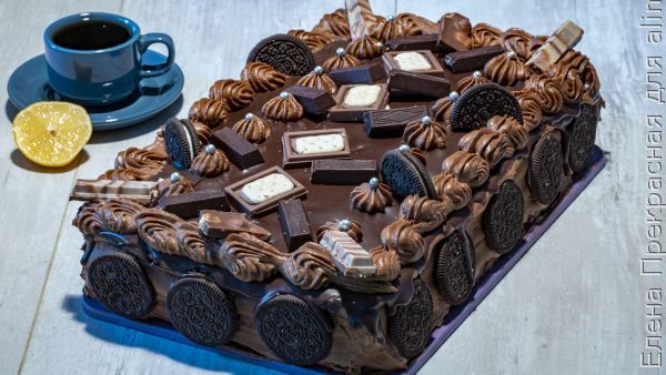 Бисквитный торт с шоколадным кремом и орехами