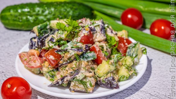 Закусочный овощной салат с баклажанами
