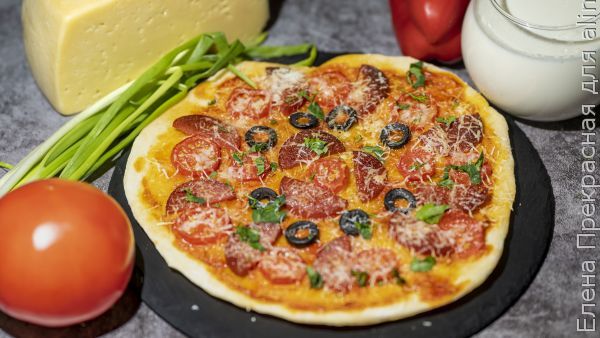 Мини-пицца с салями и помидорами с сыром