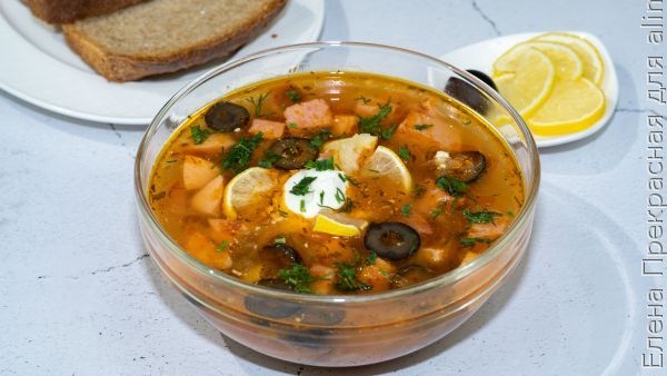 Быстрый суп с овощной заправкой и колбасами