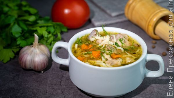 Куриный суп с домашней яичной лапшой и специями