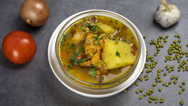 Чечевичный суп с овощами и копченостями по-турецки
