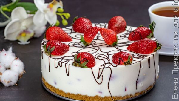 Творожный торт без выпечки со сметаной и клубникой